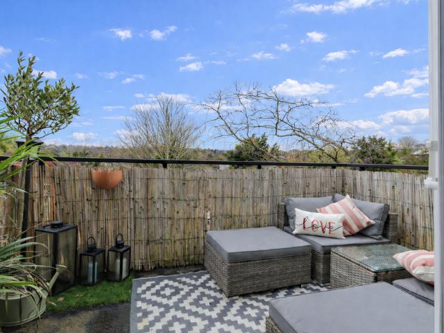 Flat for sale in Moneyhill, Batchworth