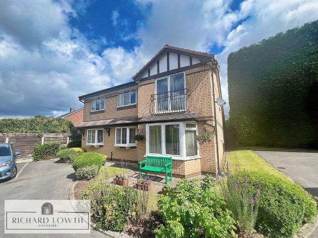 Flat for sale in Poynton