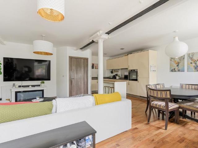 Flat for sale in Denham