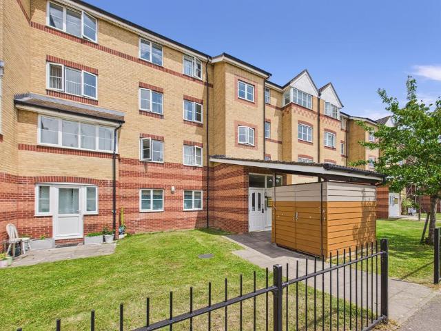 Flat for sale in Totteridge, Buckinghamshire