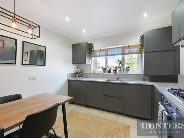 Flat for sale in Worcester Park, Greater London