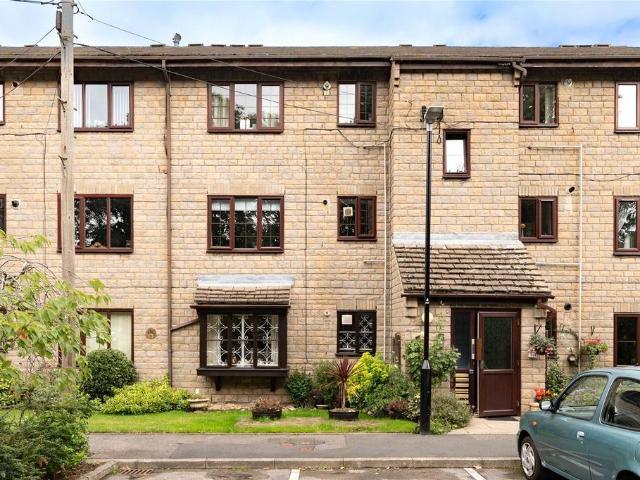 Flat for sale in Farsley, West Yorkshire