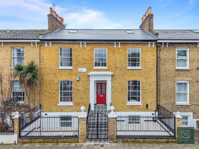 Flat for sale in Shacklewell, Greater London