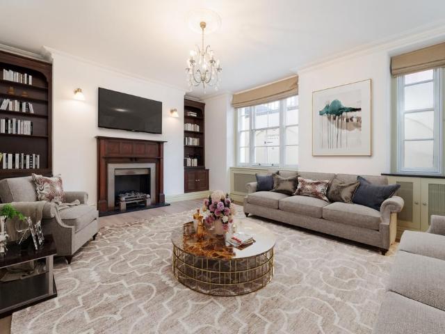Flat for sale in Victoria, Greater London