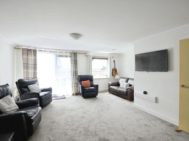 Flat for sale in Seven Kings, Greater London