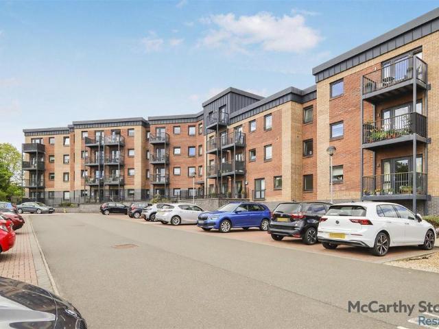 Flat for sale in Milngavie, Scotland