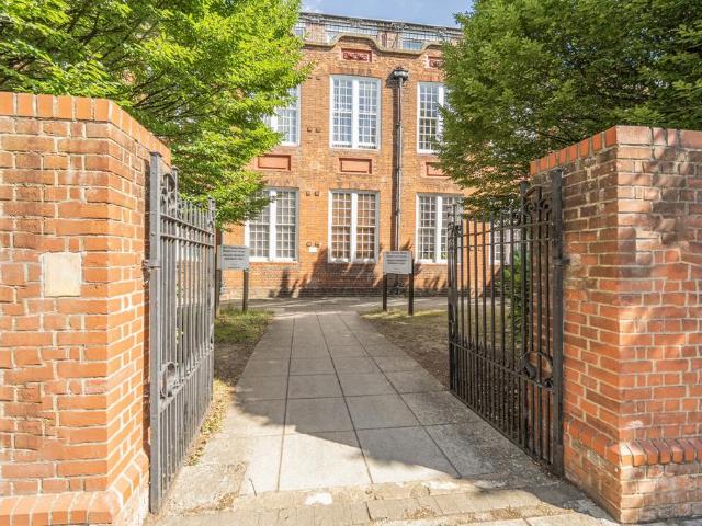 Flat for sale in The Slade, Oxfordshire