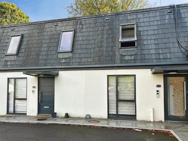 Flat for sale in Chepping Wycombe, Loudwater