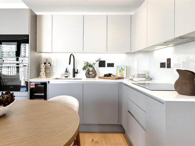 Flat for sale in Vauxhall, Greater London