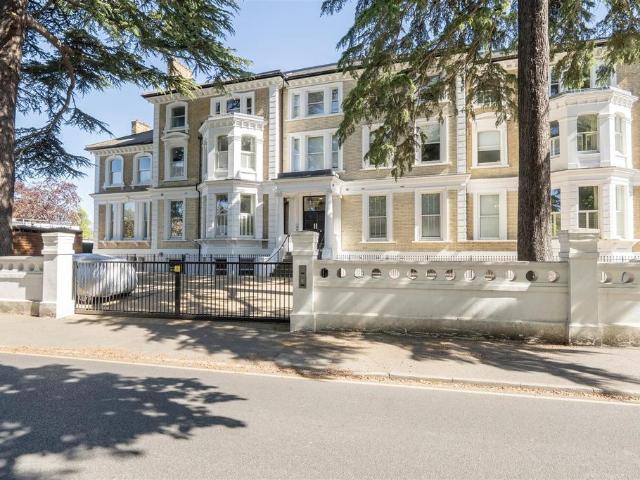 Flat for sale in Surbiton, Greater London
