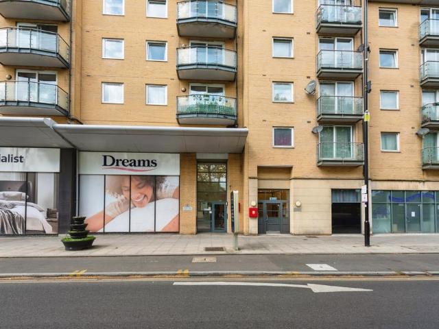 Flat for sale in London Borough of Hounslow, Feltham