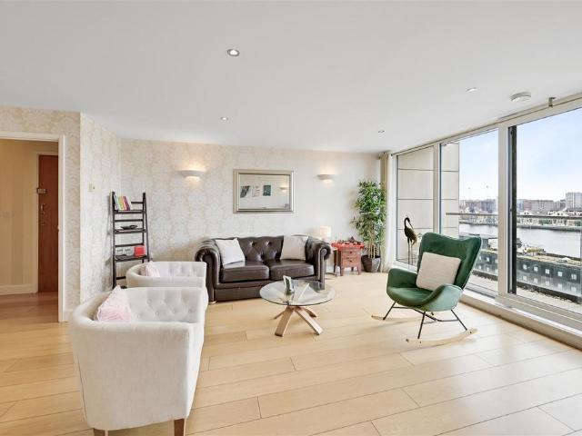 Flat for sale in Canning Town, Greater London