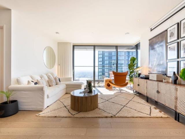 Flat for sale in Canary Wharf, Greater London