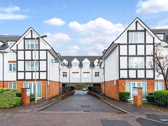 Flat for sale in Hendon, Greater London