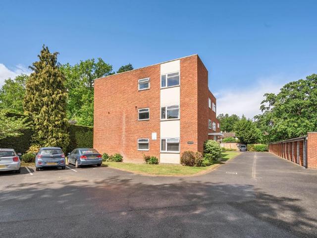 Flat for sale in Horsell, Woking