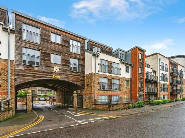 Flat for sale in Hertford, Colliers End