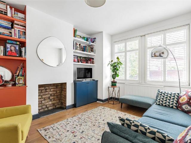 Flat for sale in Furzedown, Greater London