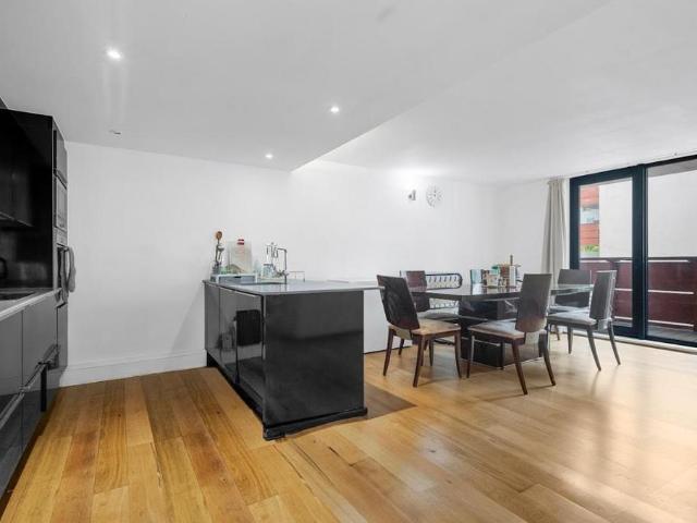 Flat for sale in North Kensington, Greater London