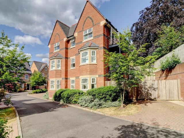 Flat for sale in Totteridge, Cressex