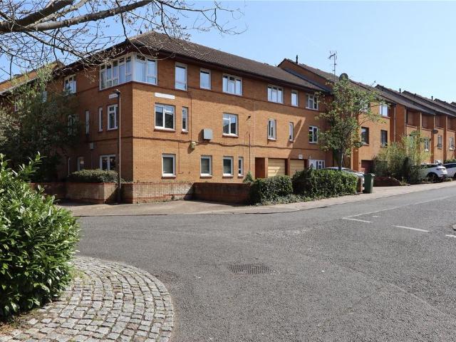 Flat for sale in Milton Keynes