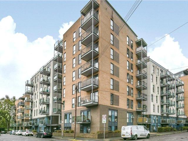 Flat for sale in Canning Town, Greater London