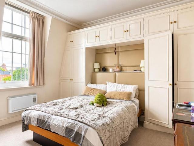 Flat for sale in Kensington, Greater London