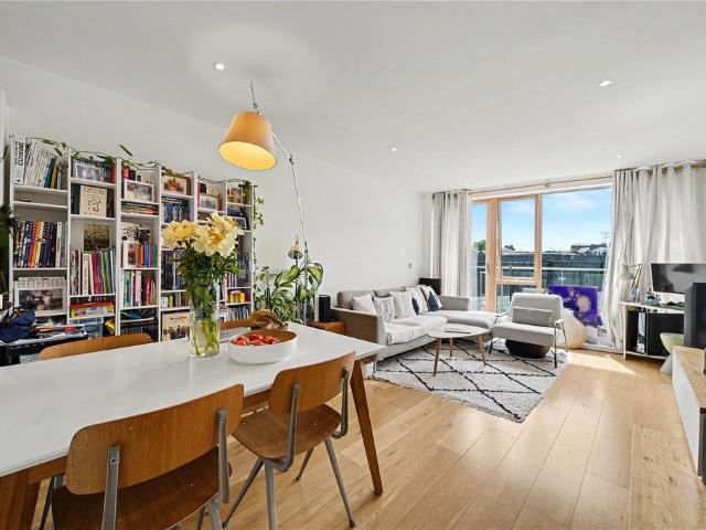 Flat for sale in Highbury, Greater London