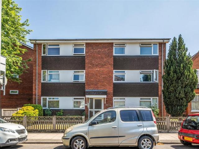 Flat for sale in Surbiton, Greater London