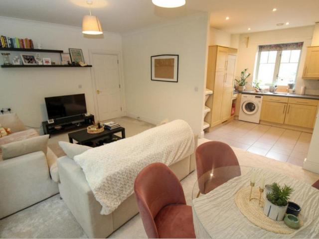Flat for sale in Upton