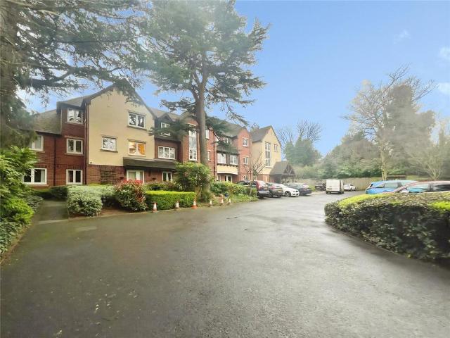 Flat for sale in Goldthorn Hill, Penn