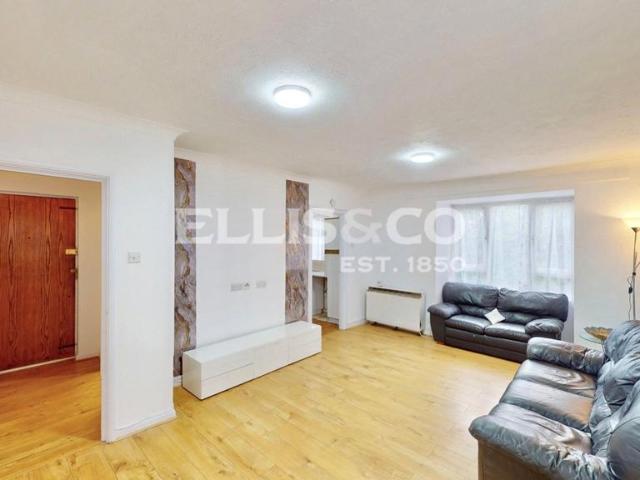Flat for sale in London Borough of Ealing, Greater London