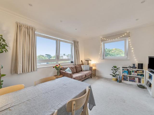Flat for sale in Southfields, Greater London