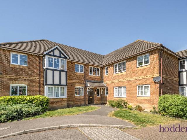 Flat for sale in Row Town, Surrey