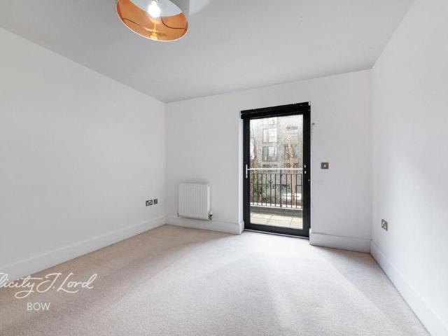 Flat for sale in Bromley-by-Bow, Poplar Grove