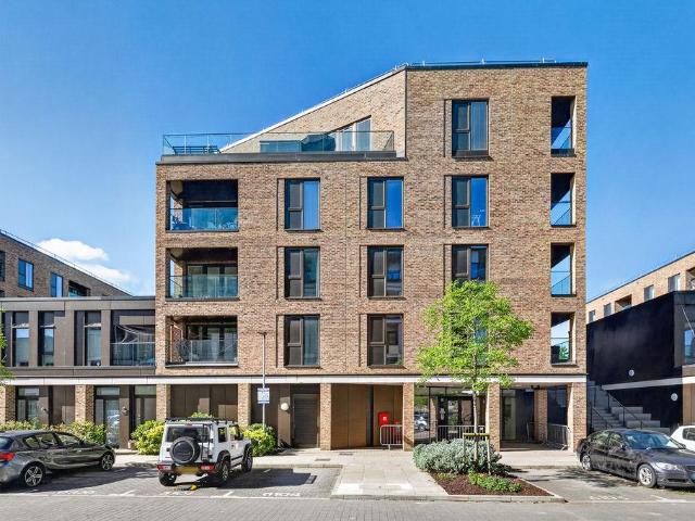 Flat for sale in Ashley Park, Surrey