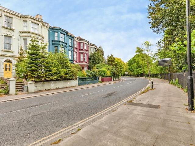 Flat for sale in Blacklands, Guestling Green
