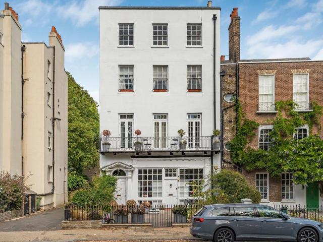 Flat for sale in London Borough of Richmond upon Thames, Greater London