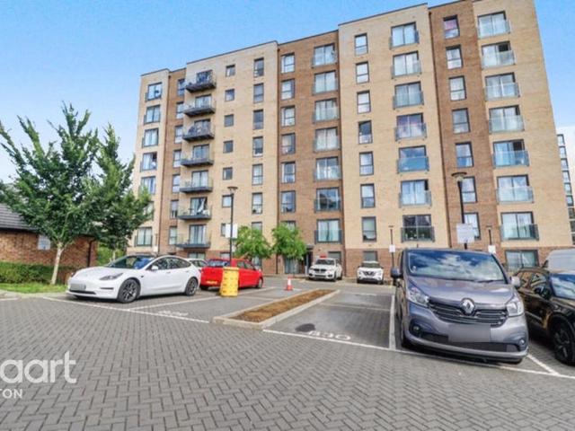 Flat for sale in Spring Park, Luton