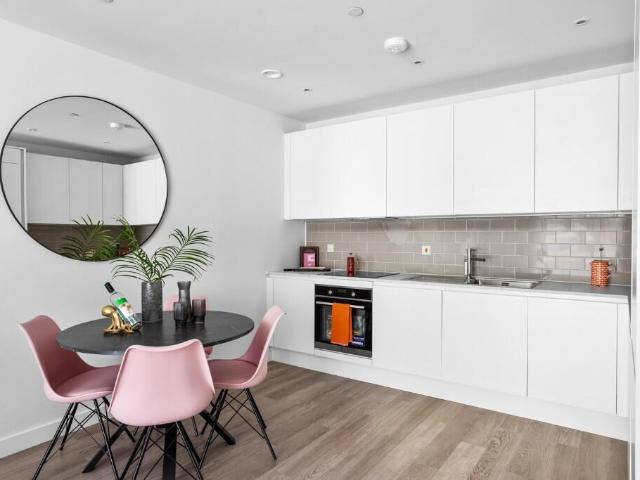 Flat for sale in London Borough of Ealing, Greater London