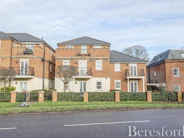 Flat for sale in Navestock Side, Essex