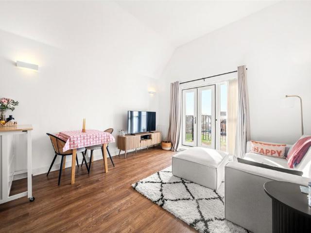 Flat for sale in Emmbrook, Wokingham