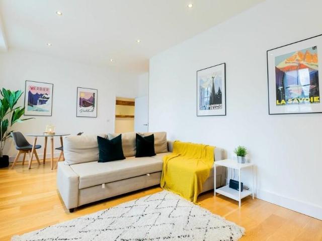 Flat for sale in Wrenthorpe, West Yorkshire