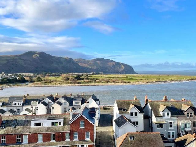 Flat for sale in Conwy, Wales