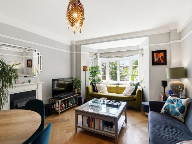 Flat for sale in Earl's Court, Greater London