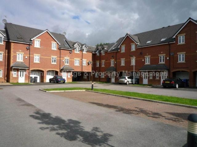 Flat for sale in Peel Green, Salford