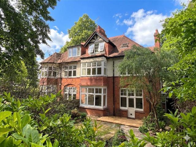 Flat for sale in Heol-las, Surrey