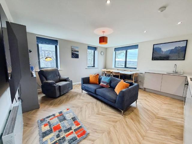 Flat for sale in Richmond Hill, West Yorkshire