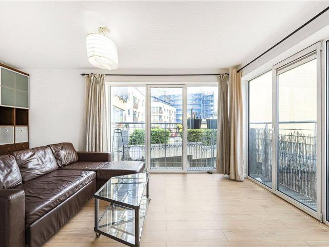 Flat for sale in Canary Wharf, Greater London