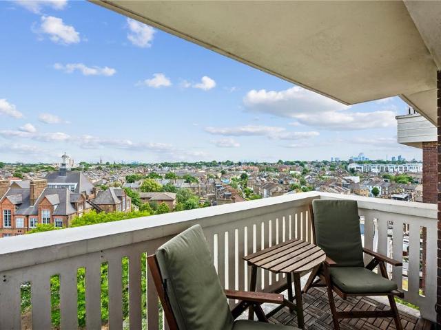 Flat for sale in Finsbury Park, Greater London