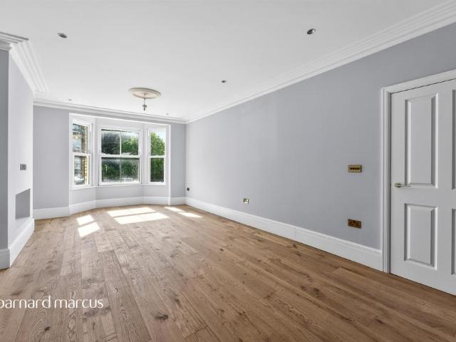Flat for sale in Barnet Vale, Greater London